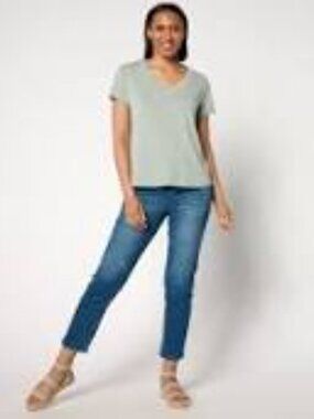 NWT: Barefoot Dreams Malibu Collection Short Sleeve V-Neck Tee